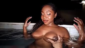 Belleza Negra Recibe Sexo Caliente Junto A La Piscina